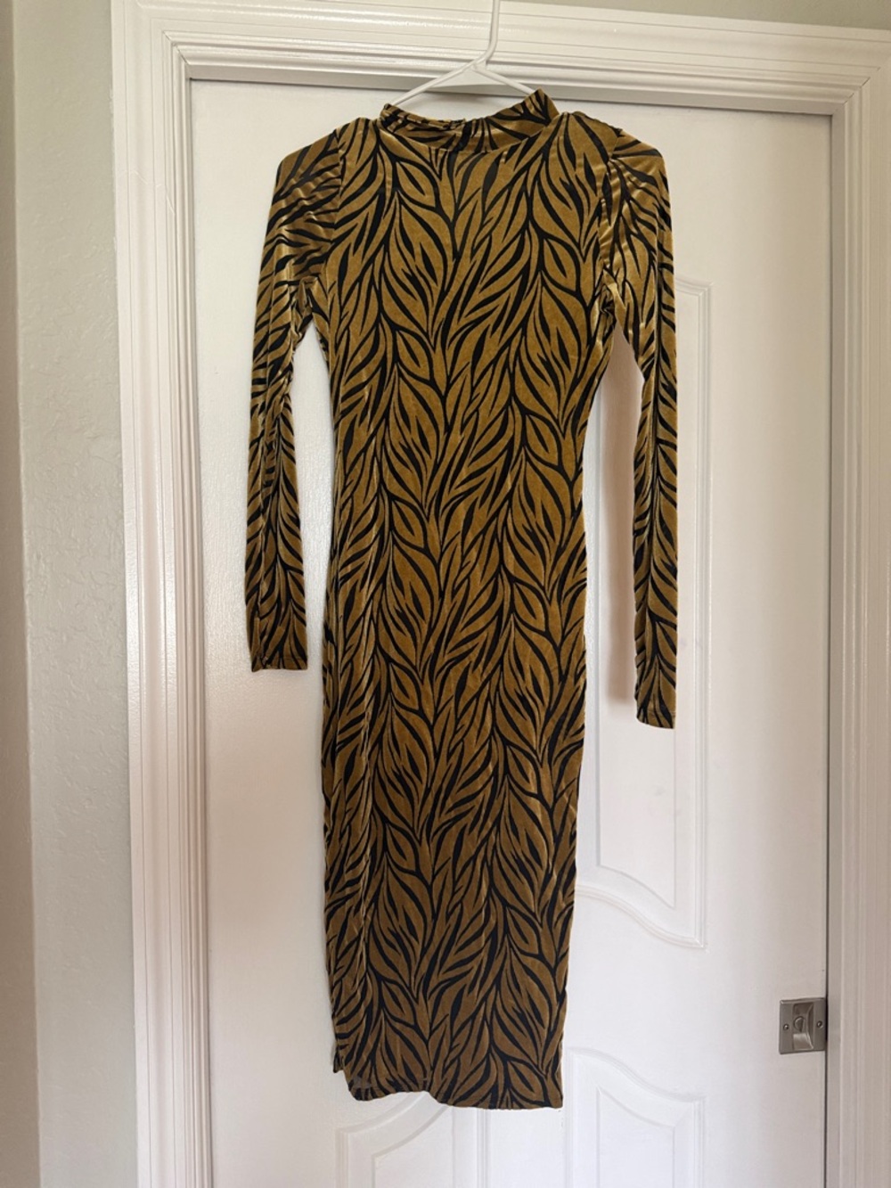 Long-Sleeve Midi Dress in Gold and Black Leaf Print